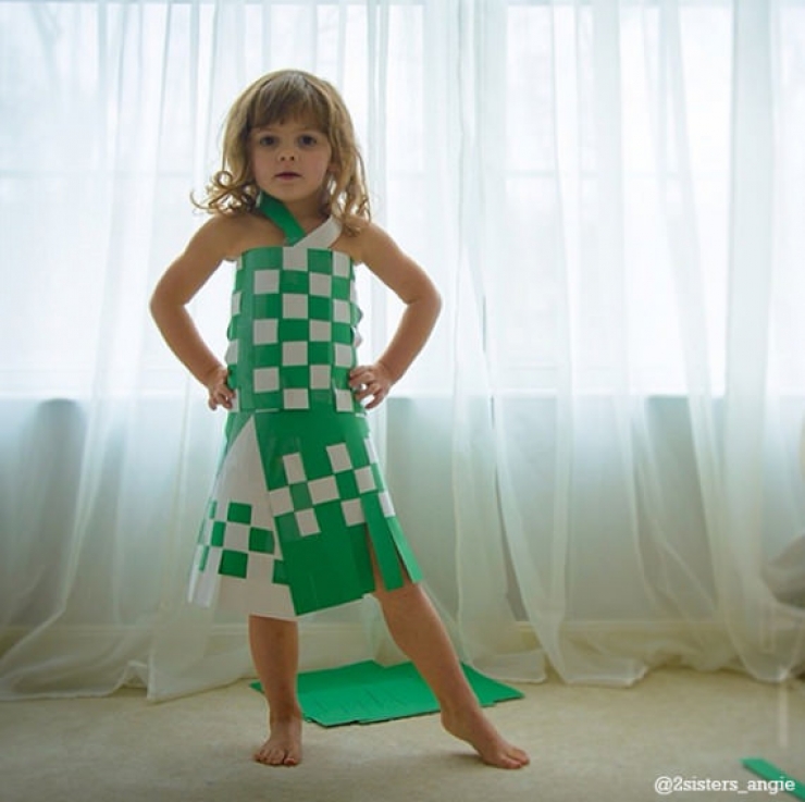 Illustration de l'article : Elle n'a que 4 ans pourtant elle crée des robes en papier magnifiques avec sa maman!