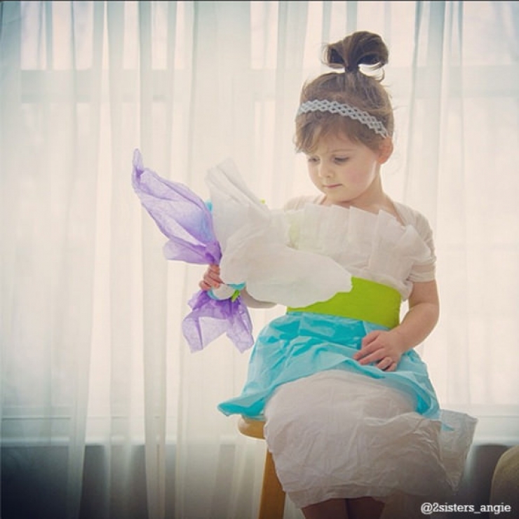 Illustration de l'article : Elle n'a que 4 ans pourtant elle crée des robes en papier magnifiques avec sa maman!