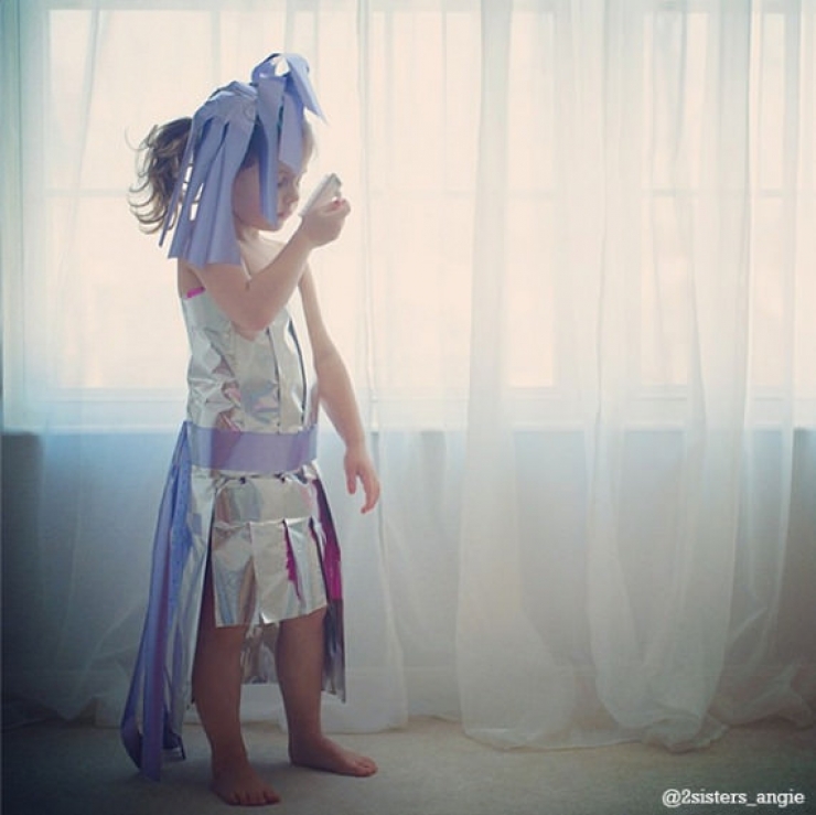 Illustration de l'article : Elle n'a que 4 ans pourtant elle crée des robes en papier magnifiques avec sa maman!
