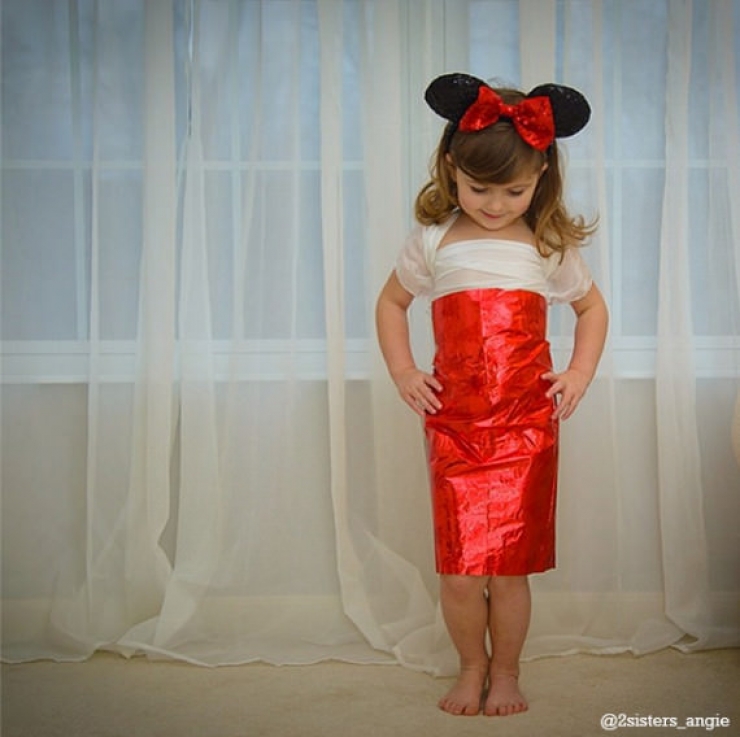 Illustration de l'article : Elle n'a que 4 ans pourtant elle crée des robes en papier magnifiques avec sa maman!