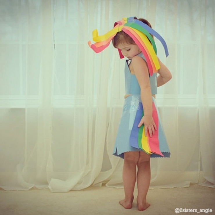Illustration de l'article : Elle n'a que 4 ans pourtant elle crée des robes en papier magnifiques avec sa maman!
