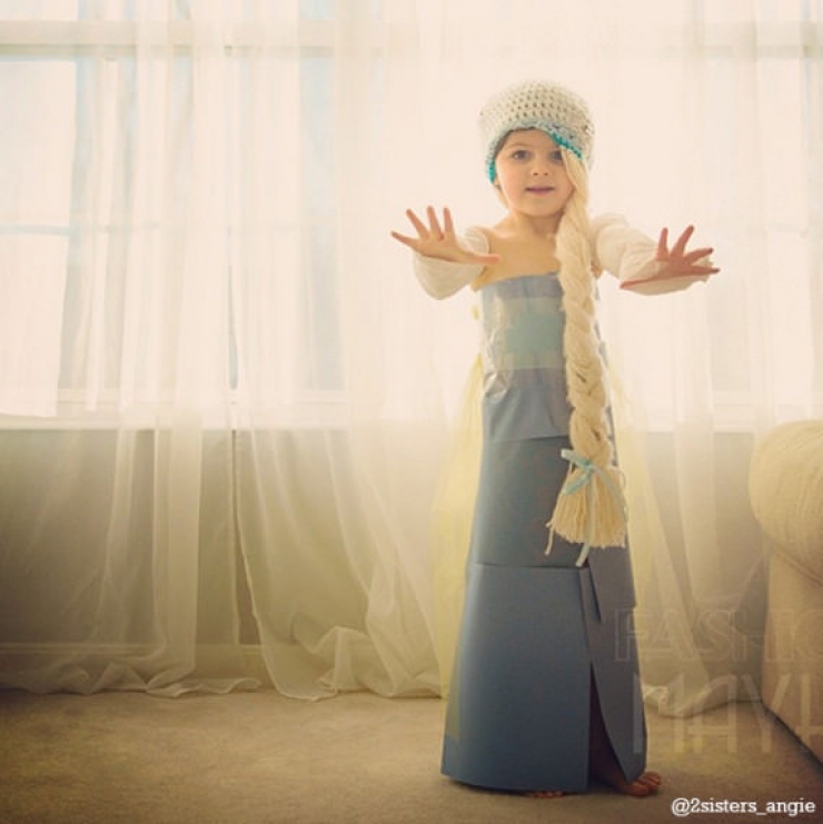 Illustration de l'article : Elle n'a que 4 ans pourtant elle crée des robes en papier magnifiques avec sa maman!