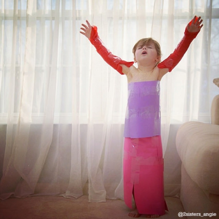 Illustration de l'article : Elle n'a que 4 ans pourtant elle crée des robes en papier magnifiques avec sa maman!