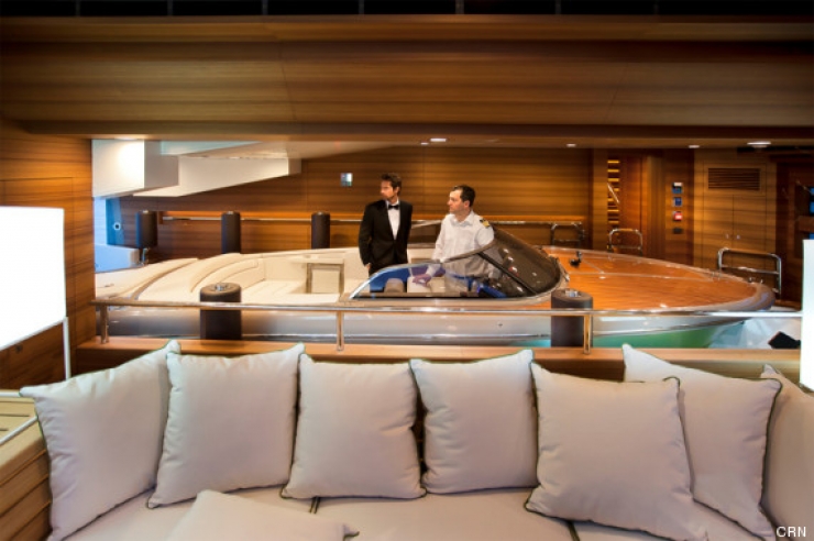 Illustration de l'article : Ce luxueux yacht abrite un hors-bord... et son garage