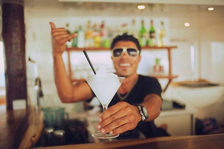 Illustration de l'article : Découvrez Cloud 9, un bar-restaurant flottant unique en son genre