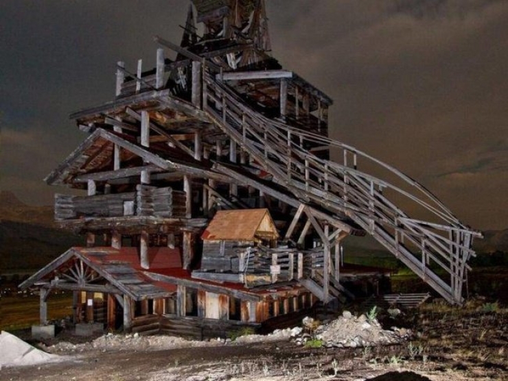 Illustration de l'article : D&eacute;couvrez The Smith Mansion, cette fascinante maison en bois abandonn&eacute;e