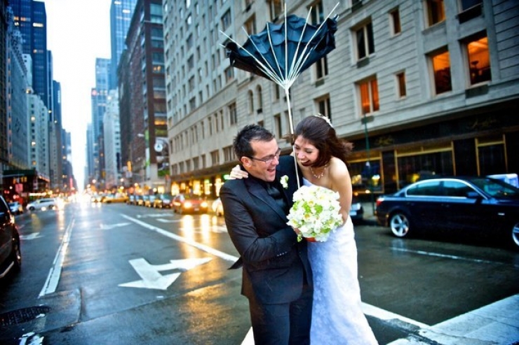 Illustration de l'article : Toute la magie des mariages sous la pluie à travers 24 clichés magnifiques!