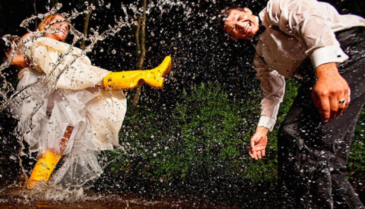 Illustration de l'article : Toute la magie des mariages sous la pluie à travers 24 clichés magnifiques!