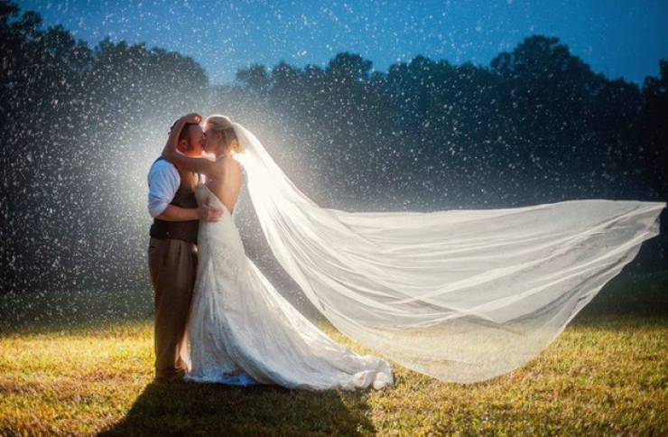 Illustration de l'article : Toute la magie des mariages sous la pluie à travers 24 clichés magnifiques!