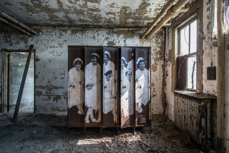 Illustration de l'article : 11 collages photographiques signés JR et qui font revivre Ellis Island