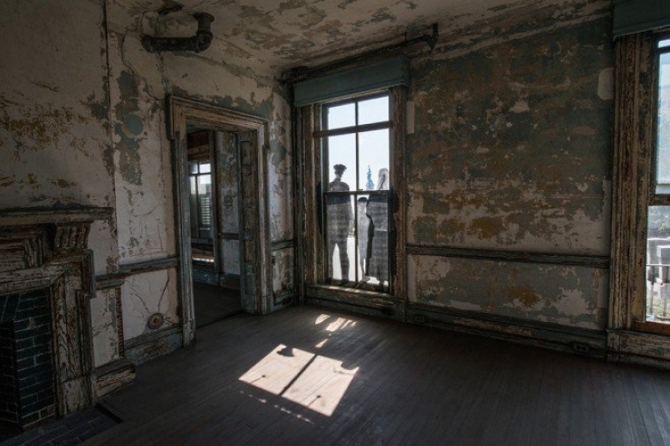 Illustration de l'article : 11 collages photographiques signés JR et qui font revivre Ellis Island