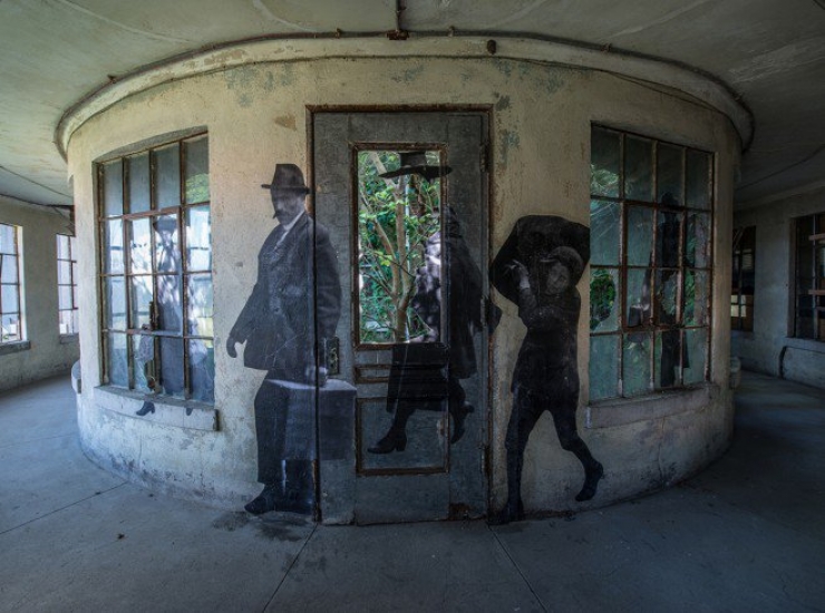 Illustration de l'article : 11 collages photographiques signés JR et qui font revivre Ellis Island