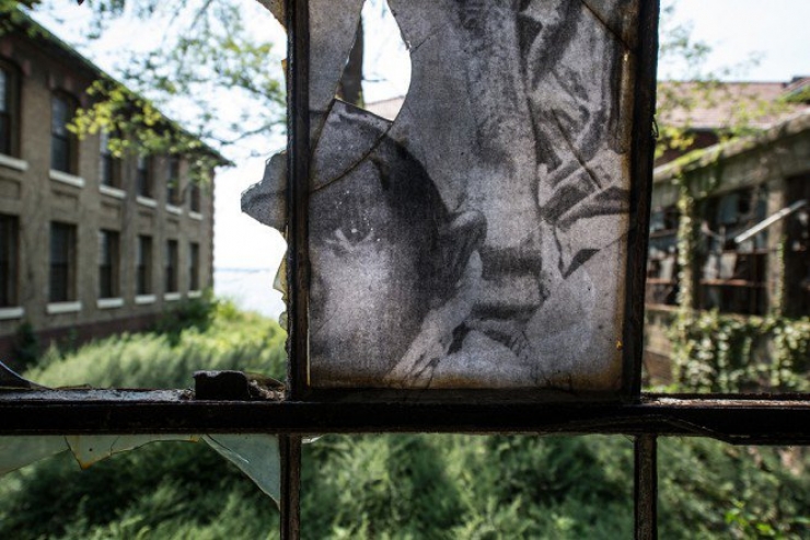 Illustration de l'article : 11 collages photographiques signés JR et qui font revivre Ellis Island