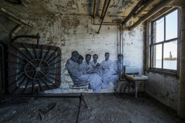 Illustration de l'article : 11 collages photographiques signés JR et qui font revivre Ellis Island