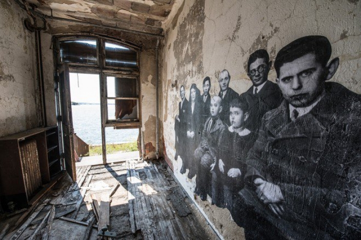 Illustration de l'article : 11 collages photographiques signés JR et qui font revivre Ellis Island