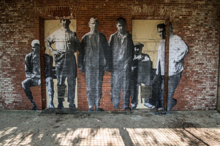 Illustration de l'article : 11 collages photographiques signés JR et qui font revivre Ellis Island