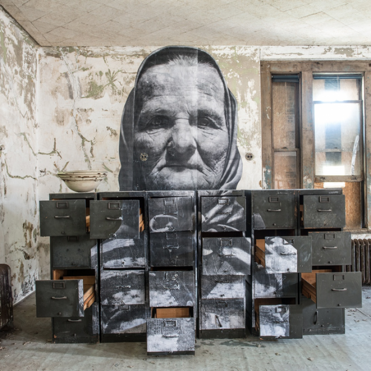 Illustration de l'article : 11 collages photographiques signés JR et qui font revivre Ellis Island