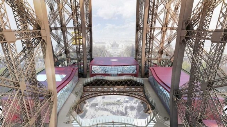 Illustration de l'article : Le plancher en verre du 1er &eacute;tage de la Tour Eiffel comme si vous y &eacute;tiez