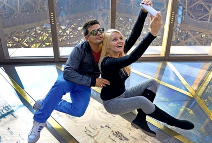 Illustration de l'article : Le plancher en verre du 1er &eacute;tage de la Tour Eiffel comme si vous y &eacute;tiez