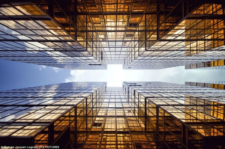 Illustration de l'article : 40 photos en contre-plongée d'immeubles et de gratte-ciels dans différents pays du monde