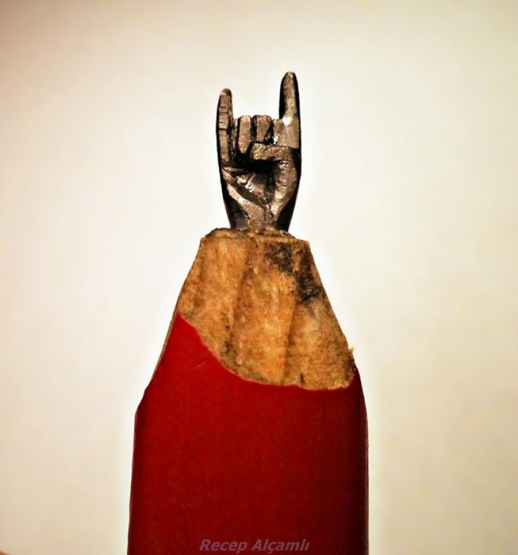 Illustration de l'article : Cet artiste sculpte de mines de crayon. Découvrez 10 de ses incroyables minuscules créations
