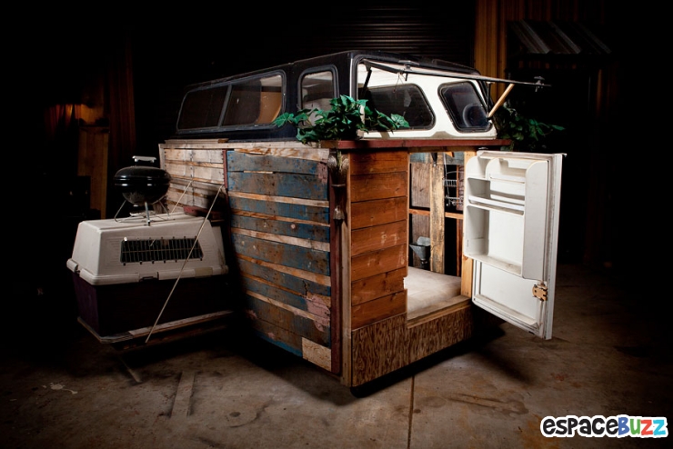 Illustration de l'article : Gregory Kloehn recycle tout ce qu'il trouve pour en faire des Abris pour Sdf!