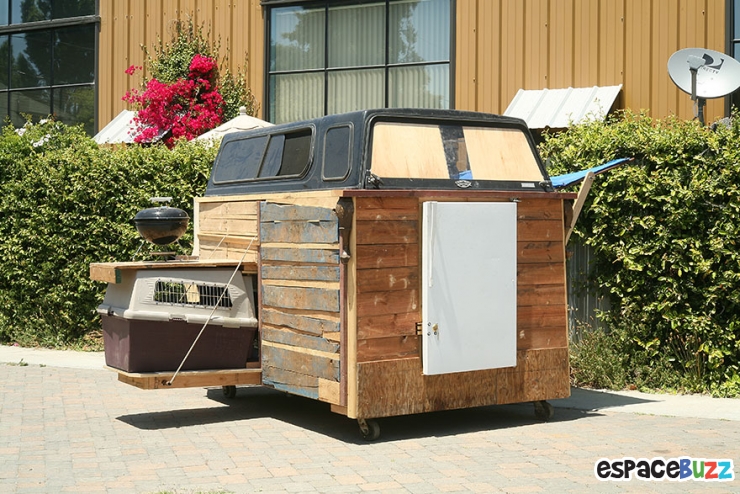 Illustration de l'article : Gregory Kloehn recycle tout ce qu'il trouve pour en faire des Abris pour Sdf!