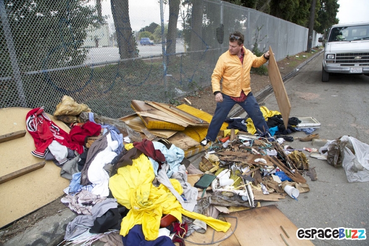 Illustration de l'article : Gregory Kloehn recycle tout ce qu'il trouve pour en faire des Abris pour Sdf!