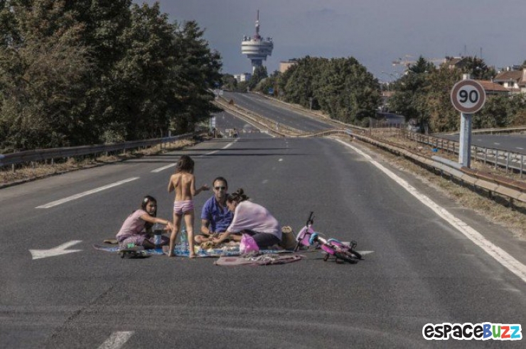 Illustration de l'article : 10 surprenants clich&eacute;s tir&eacute;s du projet "Tous les jours dimanche", par le photographe Manolo Mylonas