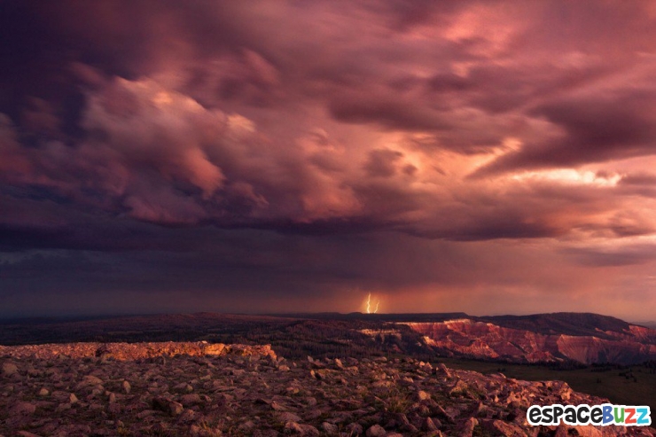 Illustration de l'article : Quand le ciel se fait mena&ccedil;ant... 29 images aussi inqui&eacute;tantes qu'admirables de cieux en col&egrave;re