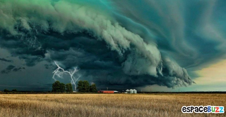 Illustration de l'article : Quand le ciel se fait mena&ccedil;ant... 29 images aussi inqui&eacute;tantes qu'admirables de cieux en col&egrave;re