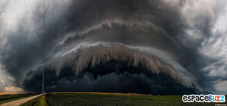 Illustration de l'article : Quand le ciel se fait mena&ccedil;ant... 29 images aussi inqui&eacute;tantes qu'admirables de cieux en col&egrave;re