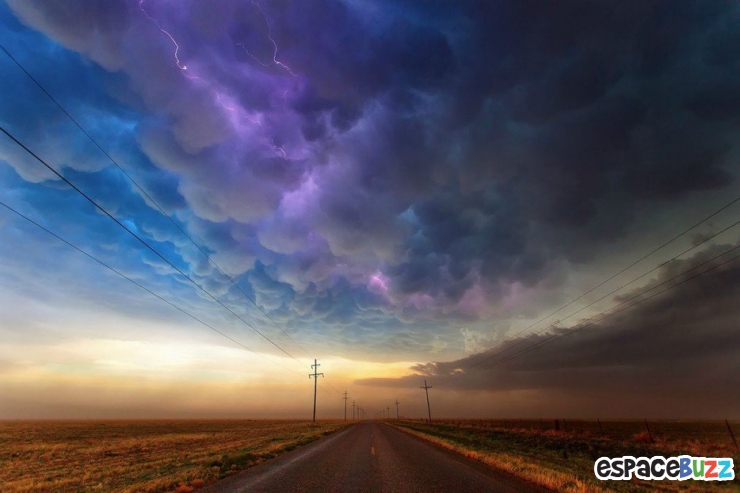 Illustration de l'article : Quand le ciel se fait mena&ccedil;ant... 29 images aussi inqui&eacute;tantes qu'admirables de cieux en col&egrave;re