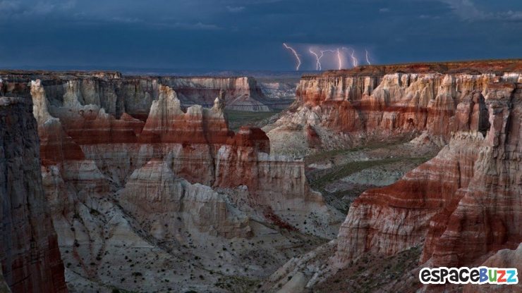 Illustration de l'article : Quand le ciel se fait mena&ccedil;ant... 29 images aussi inqui&eacute;tantes qu'admirables de cieux en col&egrave;re