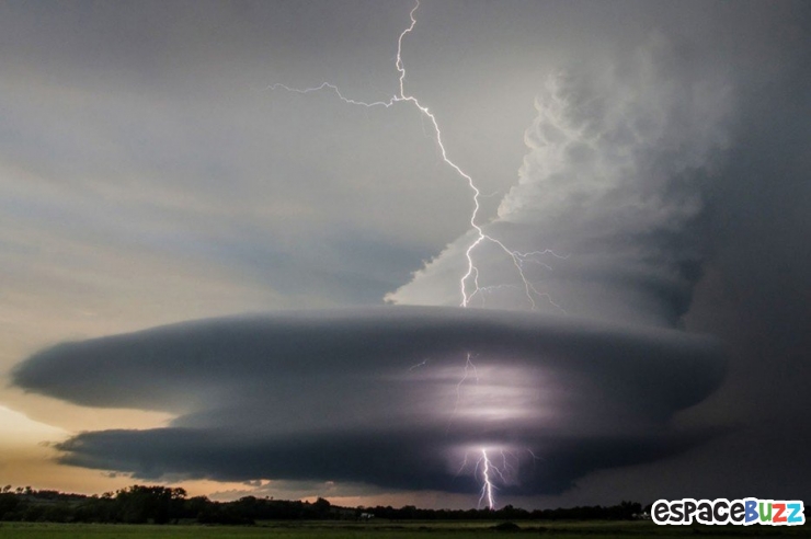 Illustration de l'article : Quand le ciel se fait mena&ccedil;ant... 29 images aussi inqui&eacute;tantes qu'admirables de cieux en col&egrave;re
