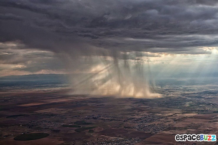 Illustration de l'article : Quand le ciel se fait mena&ccedil;ant... 29 images aussi inqui&eacute;tantes qu'admirables de cieux en col&egrave;re