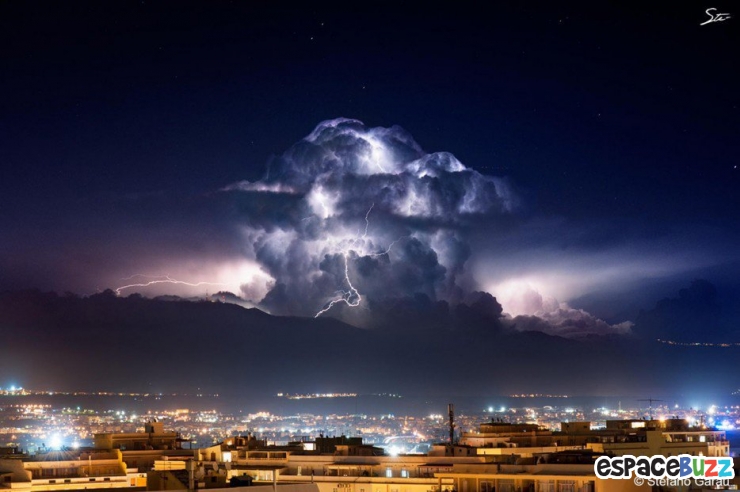Illustration de l'article : Quand le ciel se fait mena&ccedil;ant... 29 images aussi inqui&eacute;tantes qu'admirables de cieux en col&egrave;re