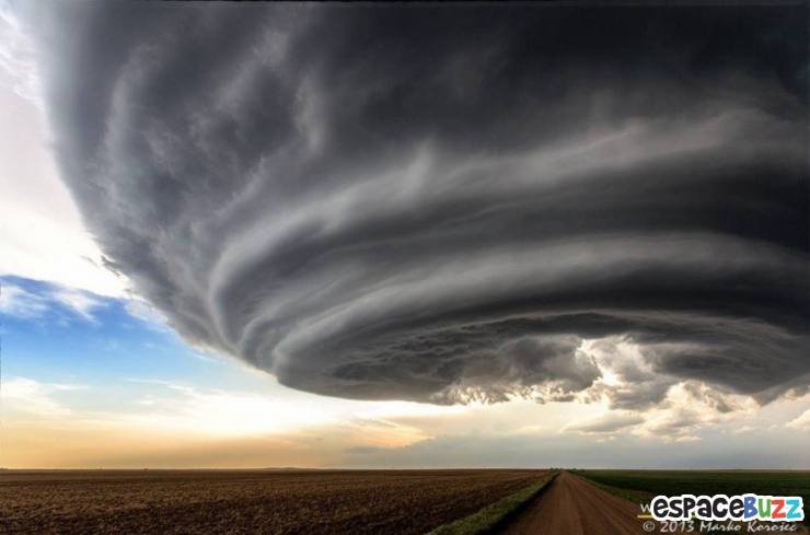Illustration de l'article : Quand le ciel se fait mena&ccedil;ant... 29 images aussi inqui&eacute;tantes qu'admirables de cieux en col&egrave;re
