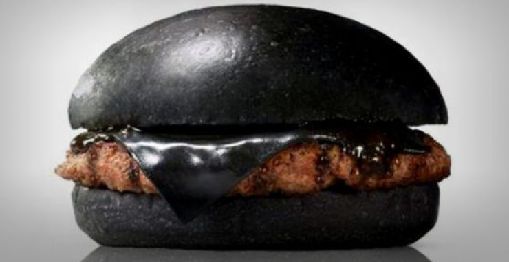 Illustration de l'article : Un hamburger noir, avec du fromage et une sauce de la même couleur, ça vous dirait?