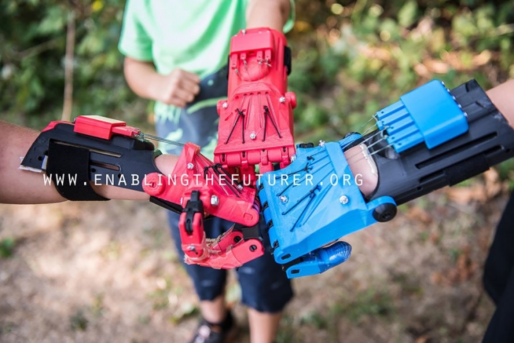 Illustration de l'article : Des enfants amputés reçoivent des prothèses de super-héros