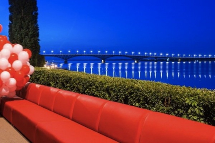 Illustration de l'article : Que diriez-vous de vous asseoir &agrave; c&ocirc;t&eacute; de 2499 personnes dans un m&ecirc;me canap&eacute;?