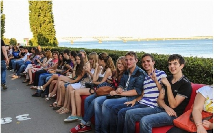 Illustration de l'article : Que diriez-vous de vous asseoir &agrave; c&ocirc;t&eacute; de 2499 personnes dans un m&ecirc;me canap&eacute;?