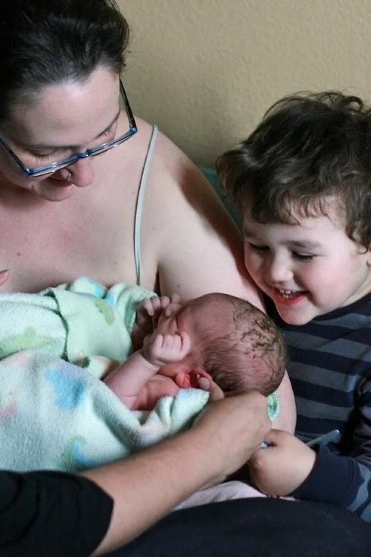 Illustration de l'article : Ces enfants voient leurs petits frères et soeurs pour la toute première fois : 32 photos pleines d'émotion et d'émerveillement