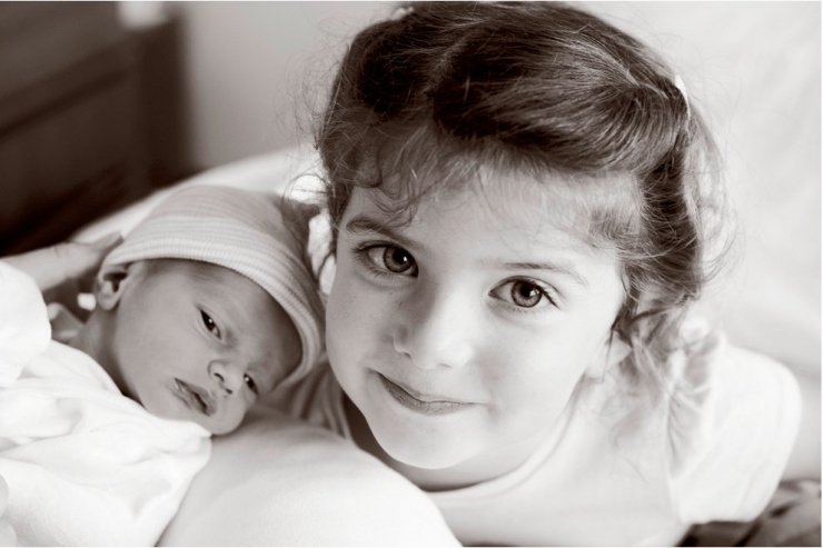 Illustration de l'article : Ces enfants voient leurs petits frères et soeurs pour la toute première fois : 32 photos pleines d'émotion et d'émerveillement