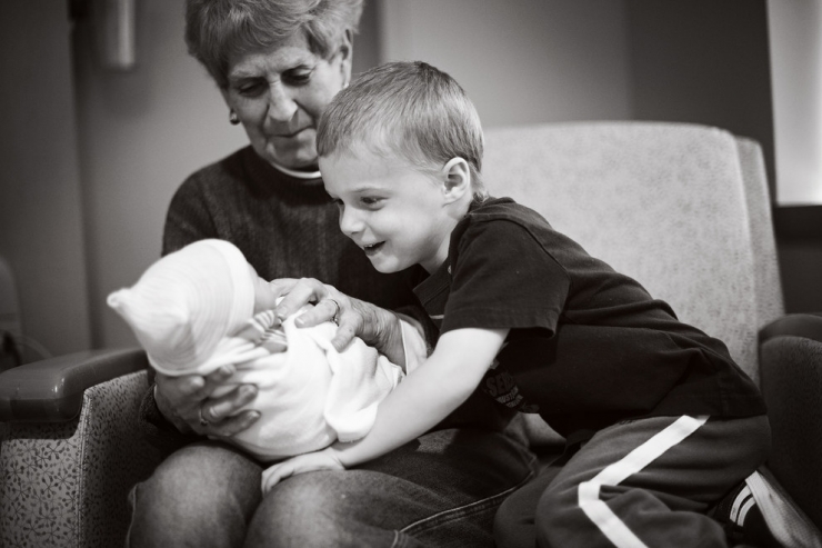 Illustration de l'article : Ces enfants voient leurs petits frères et soeurs pour la toute première fois : 32 photos pleines d'émotion et d'émerveillement