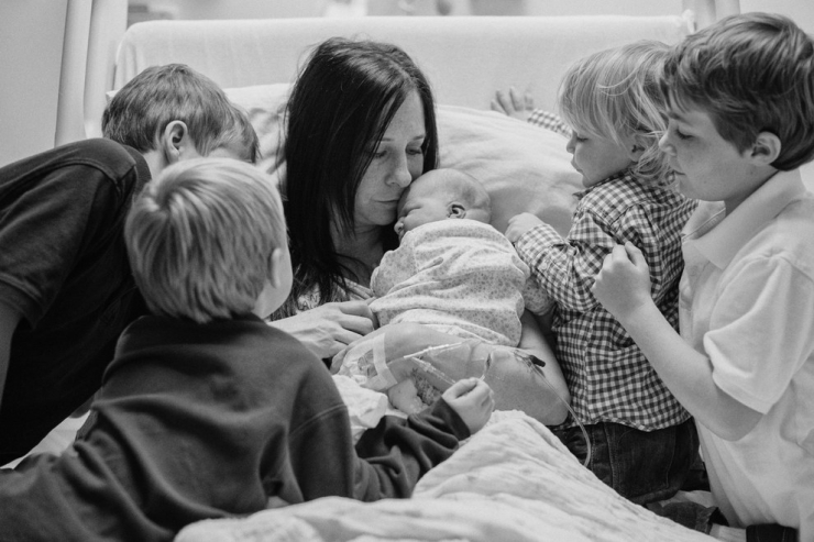 Illustration de l'article : Ces enfants voient leurs petits frères et soeurs pour la toute première fois : 32 photos pleines d'émotion et d'émerveillement