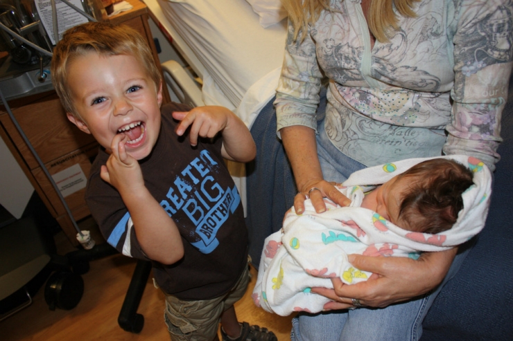 Illustration de l'article : Ces enfants voient leurs petits frères et soeurs pour la toute première fois : 32 photos pleines d'émotion et d'émerveillement
