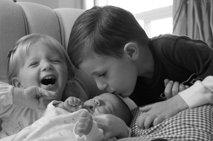 Illustration de l'article : Ces enfants voient leurs petits frères et soeurs pour la toute première fois : 32 photos pleines d'émotion et d'émerveillement