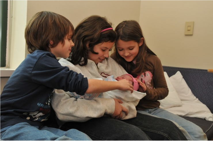 Illustration de l'article : Ces enfants voient leurs petits frères et soeurs pour la toute première fois : 32 photos pleines d'émotion et d'émerveillement