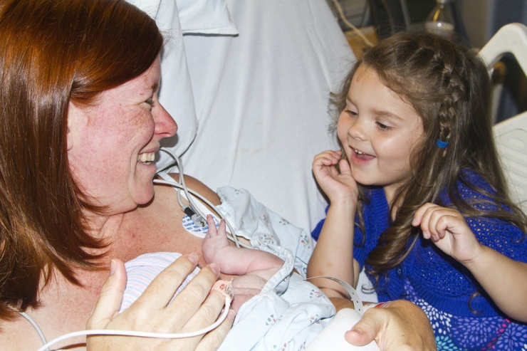Illustration de l'article : Ces enfants voient leurs petits frères et soeurs pour la toute première fois : 32 photos pleines d'émotion et d'émerveillement